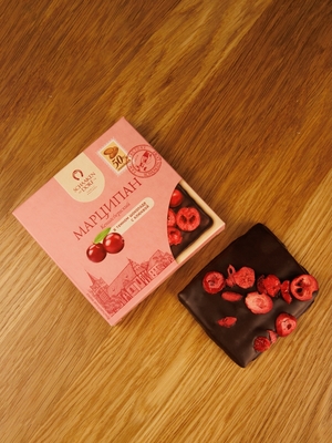 Марципановая плитка в темном шоколаде с клюквой, 50 гр