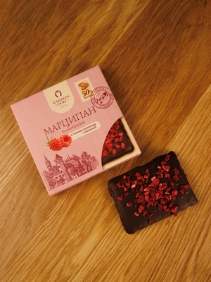 Марципановая плитка в темном шоколаде с малиной, 50 гр