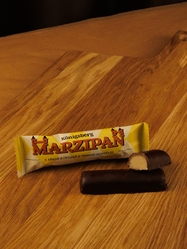 Марципановый батончик в темном шоколаде с айвой и грушей, 40 гр
