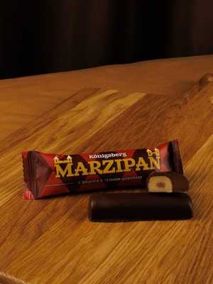 Марципановый батончик в темном шоколаде с вишней, 40 гр