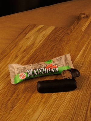 Марципановый батончик в темном шоколаде с яблоком и корицей, 50 гр
